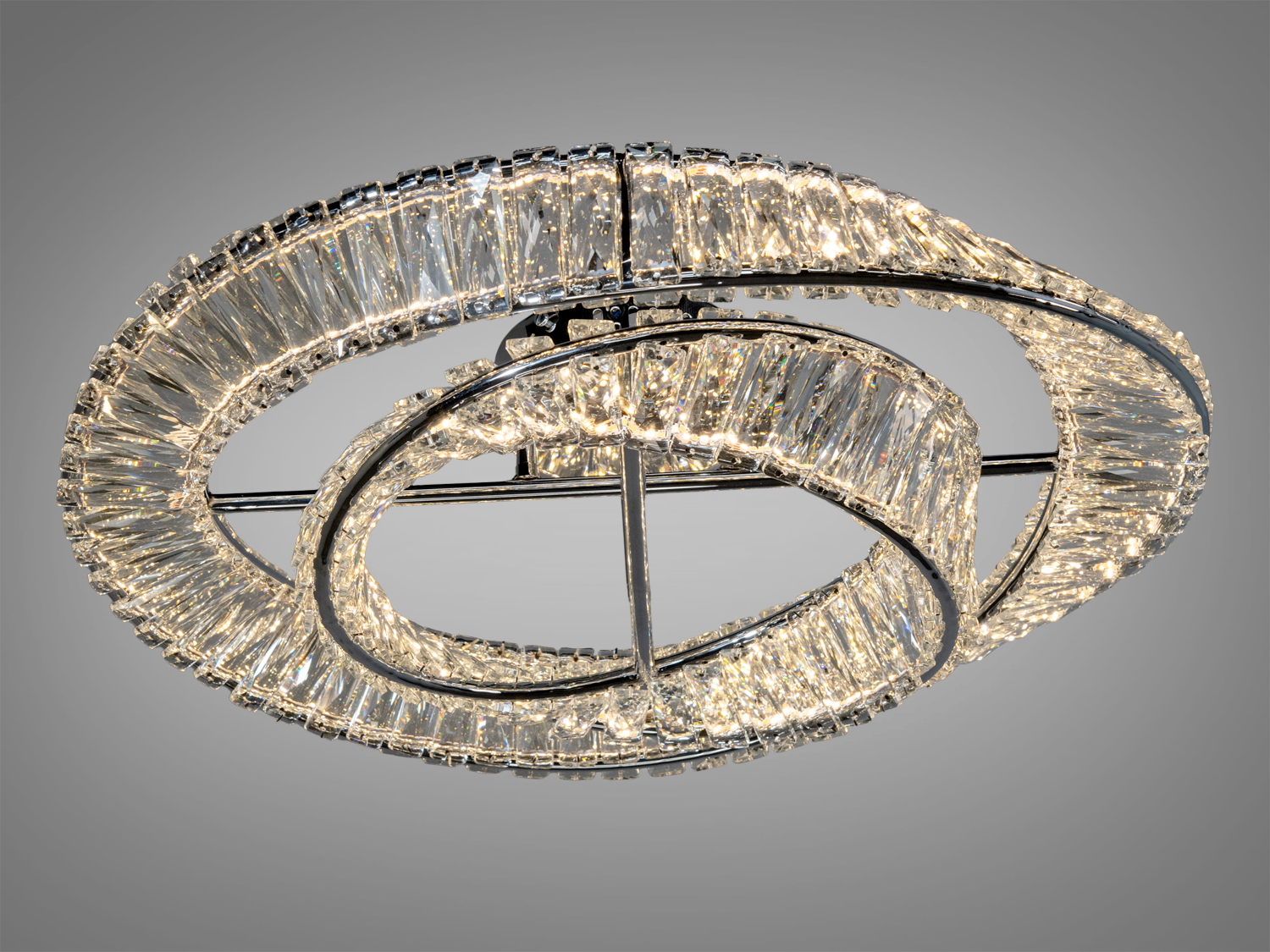 Кришталеві елементи мають прозоре забарвлення, але завдяки відблискам виглядають майже світлими, і, коли на них падає світло, вони іскряться різноманітними відтінками.