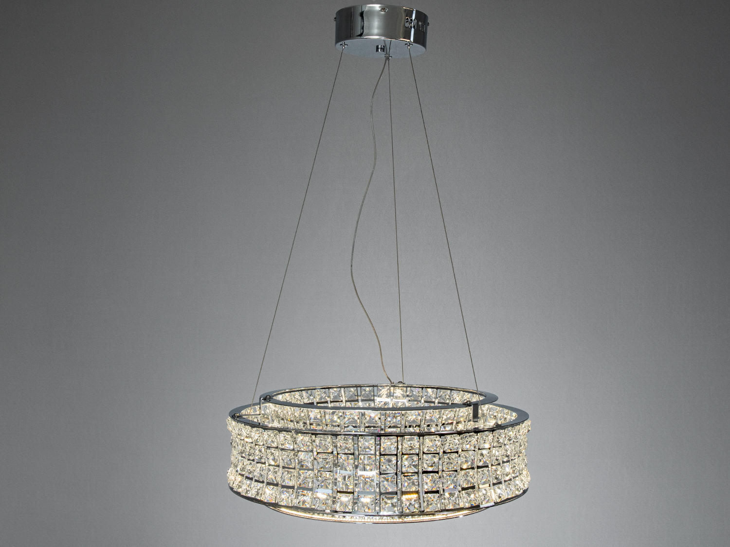 Підвісна люстра з кристалами на тросах, підходить для високих стель. Елегантний дизайн для вітальні.