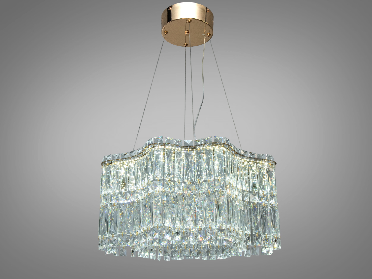 Люстра з прозорого кришталю, має прямокутну форму та підвісну конструкцію, забезпечує рівномірне освітлення, підходить для сучасного інтер′єру.