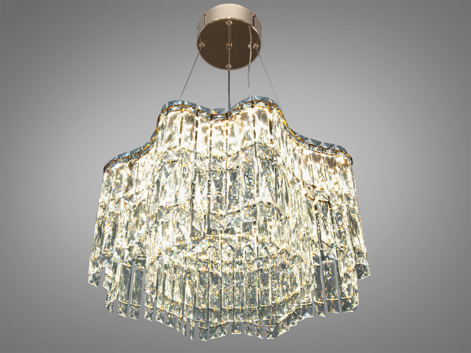 Кришталевий підвісний світильник з багатоярусною конструкцією, що створює розкішний вигляд, підходить для великих приміщень з високими стелями.