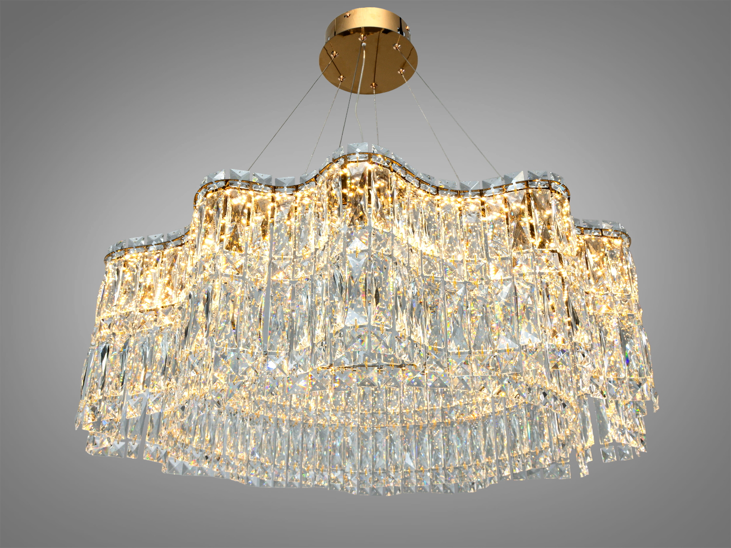 Кришталевий світильник з багатоярусною структурою, золотистий кріплення, підходить для сучасного інтер′єру, регульований рівень освітлення.