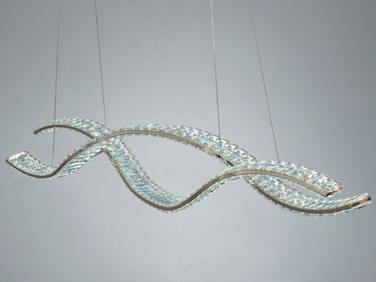 Дизайнерська люстра з хвилястими елементами, виготовлена з прозорого матеріалу. Підходить для вітальні.