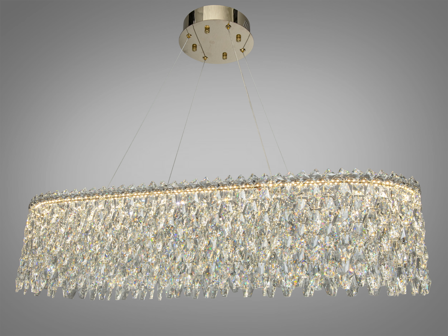 Підвісний світильник з кришталевими підвісками, прямокутна форма, металевий корпус, підходить для вітальні.