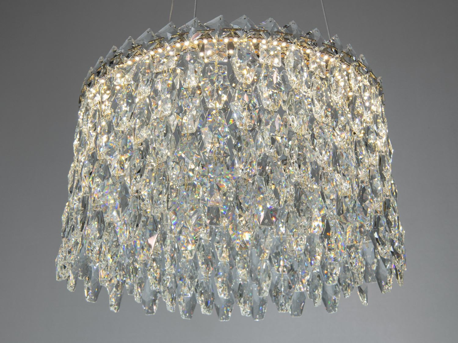 Люстра з багатошаровими кришталевими підвісками, створює ефект блиску. Використовується для освітлення великих приміщень.