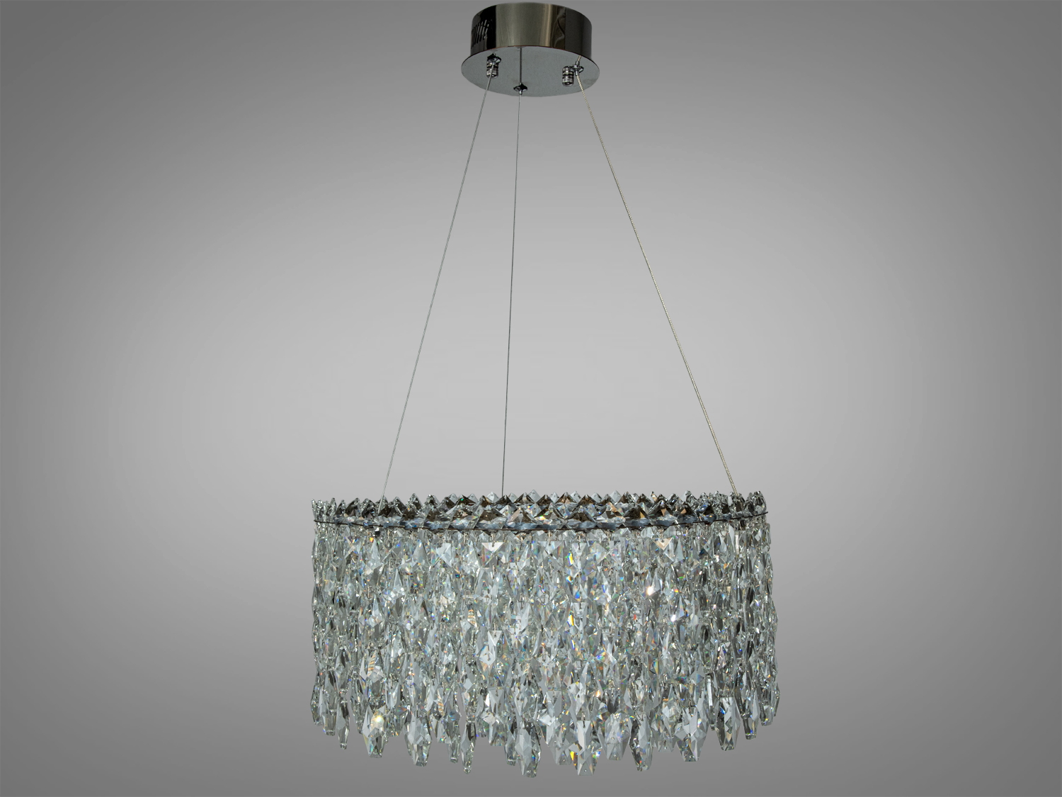 Підвісна люстра з металевим кріпленням і кришталевими підвісками, що додають елегантності. Підходить для високих стель.