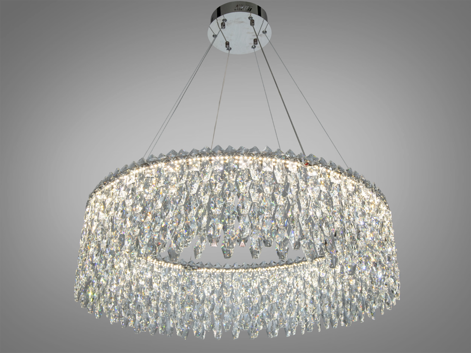 Кругла кришталева люстра з підвісами, підходить для вітальні. Підвісний монтаж на тросах, металеве кріплення.