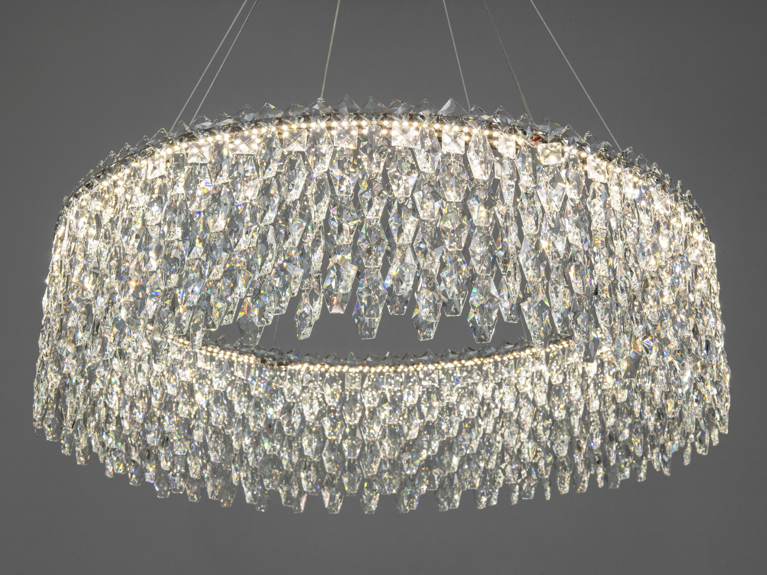 Люстра з кришталевими підвісками, що створює яскраве освітлення. Ідеальна для сучасного інтер′єру.