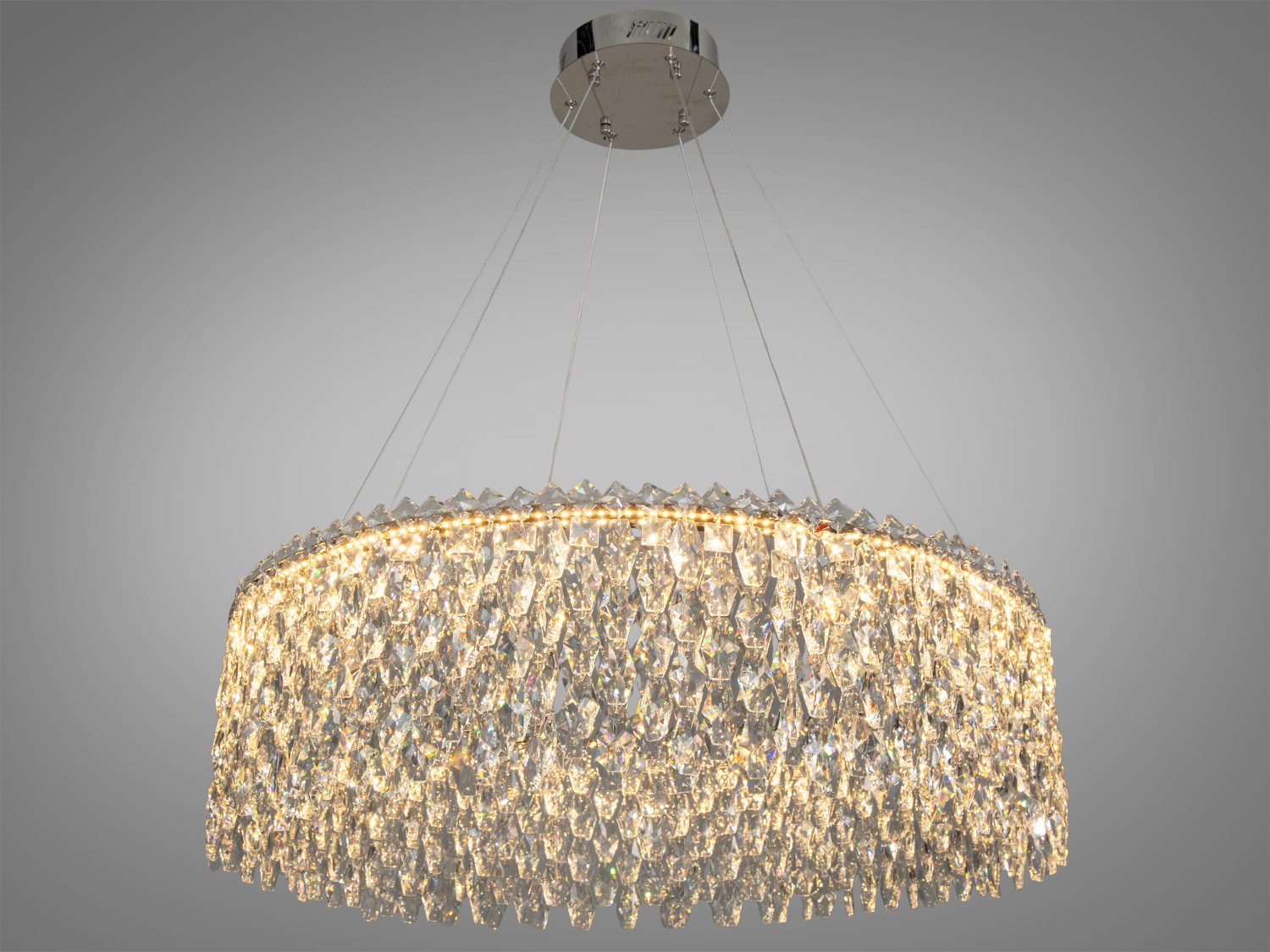 Елегантна люстра з кришталевими елементами, тепле світло. Підходить для класичного стилю.