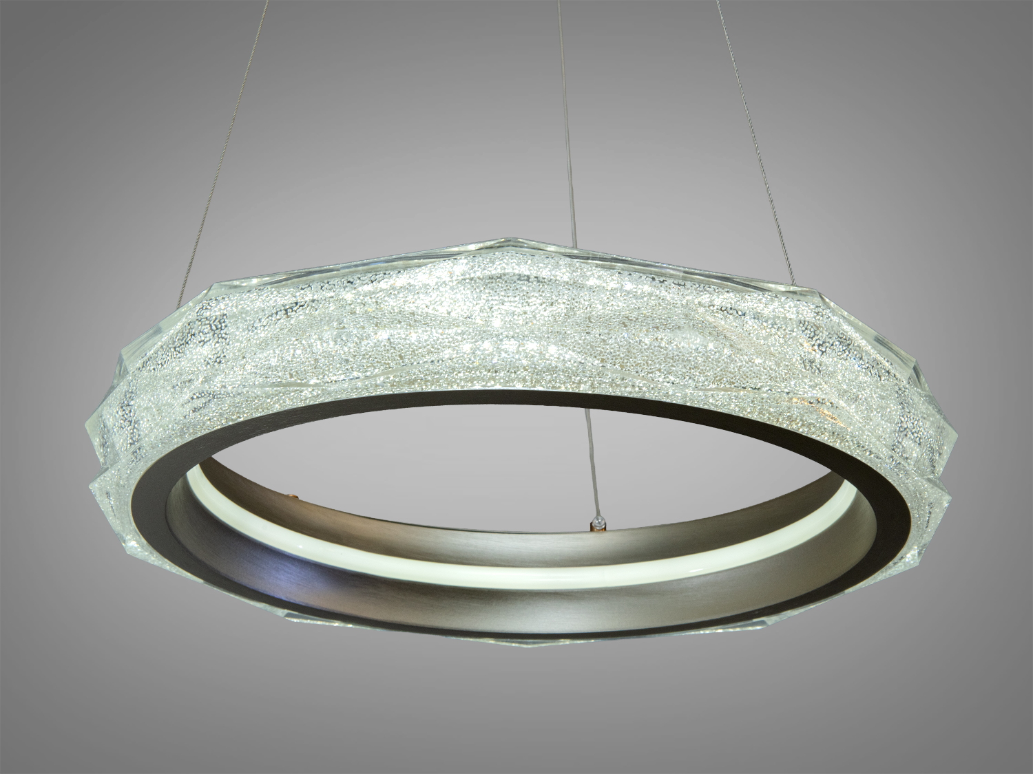 Круглий підвісний світильник з акриловим абажуром, що створює ефект розсіювання світла, підходить для вітальні.