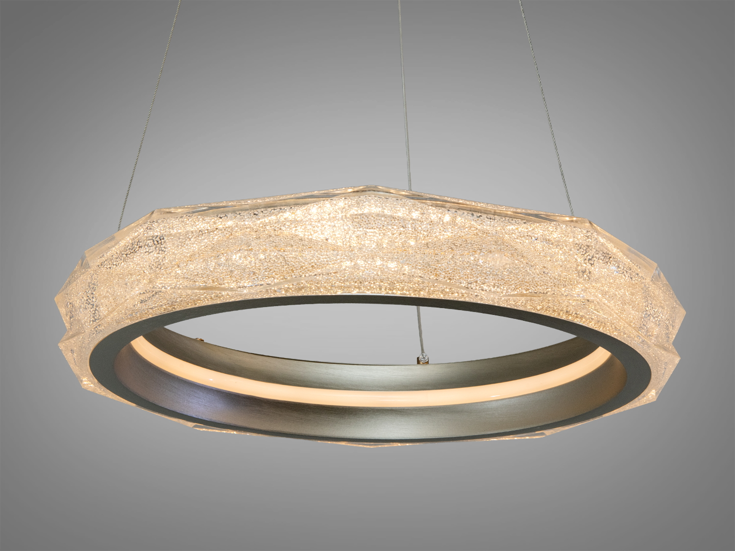 Підвісний світильник з текстурованим акриловим абажуром, що забезпечує тепле освітлення, ідеально підходить для їдальні.