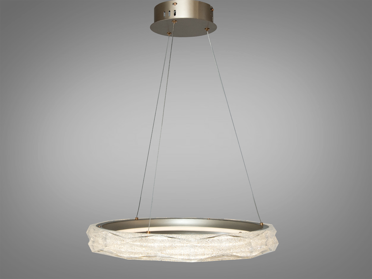 Світильник підвісний з круглим акриловим розсіювачем, що підвішується на тросах. Ідеально підходить для вітальні або офісу.