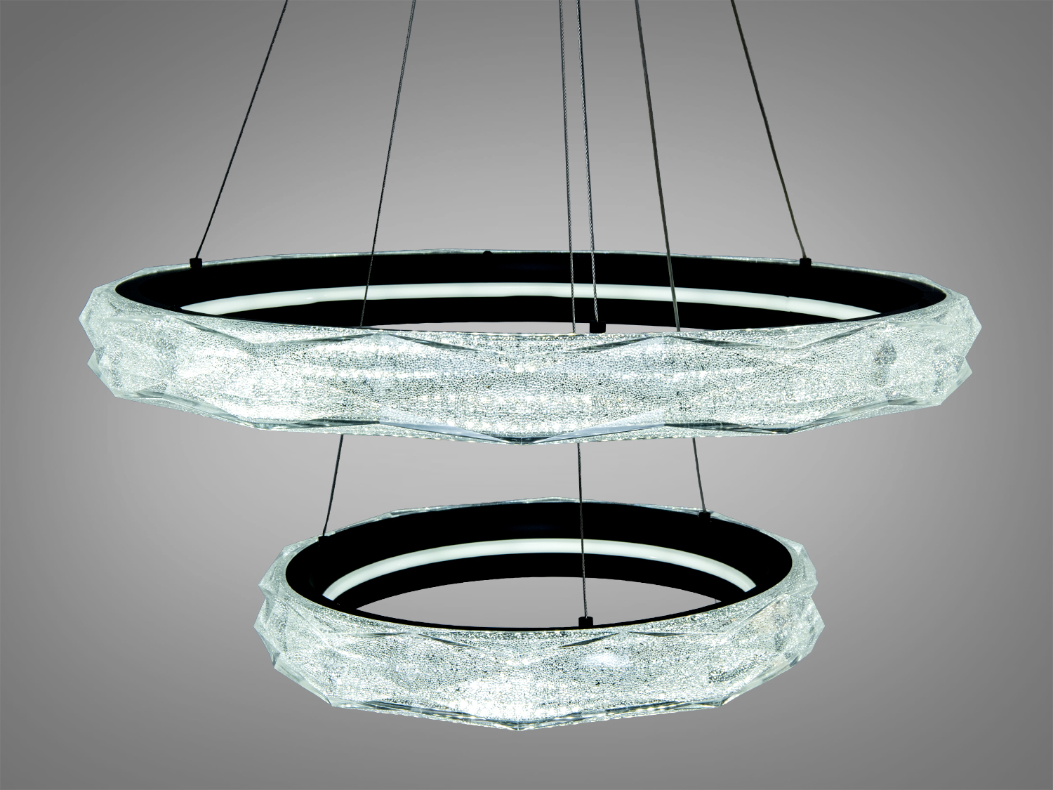 Підвісна люстра з двома кільцями, що світяться, з холодним білим світлом. Ідеальна для офісного простору.