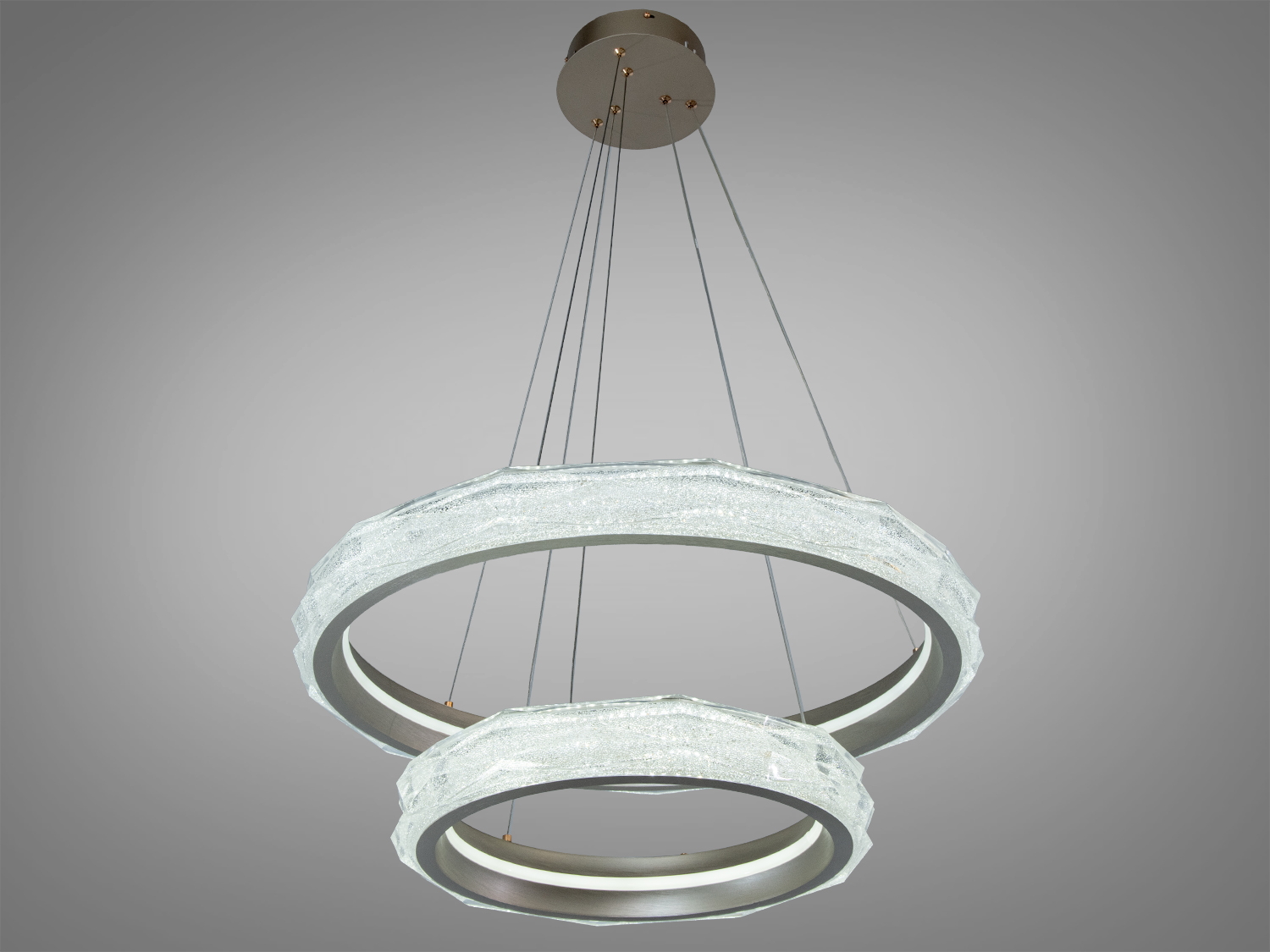 Підвісний світильник із прозорими кільцями, що створюють ефект льоду. Призначений для сучасних інтер′єрів.