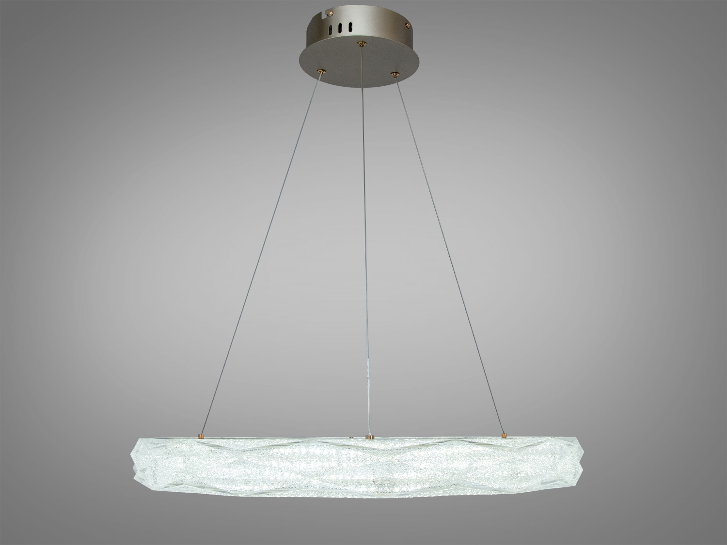 Підвісна світлодіодна люстра з довгим прямокутним абажуром, підвішена на тросах. Ідеально підходить для сучасного інтер′єру.