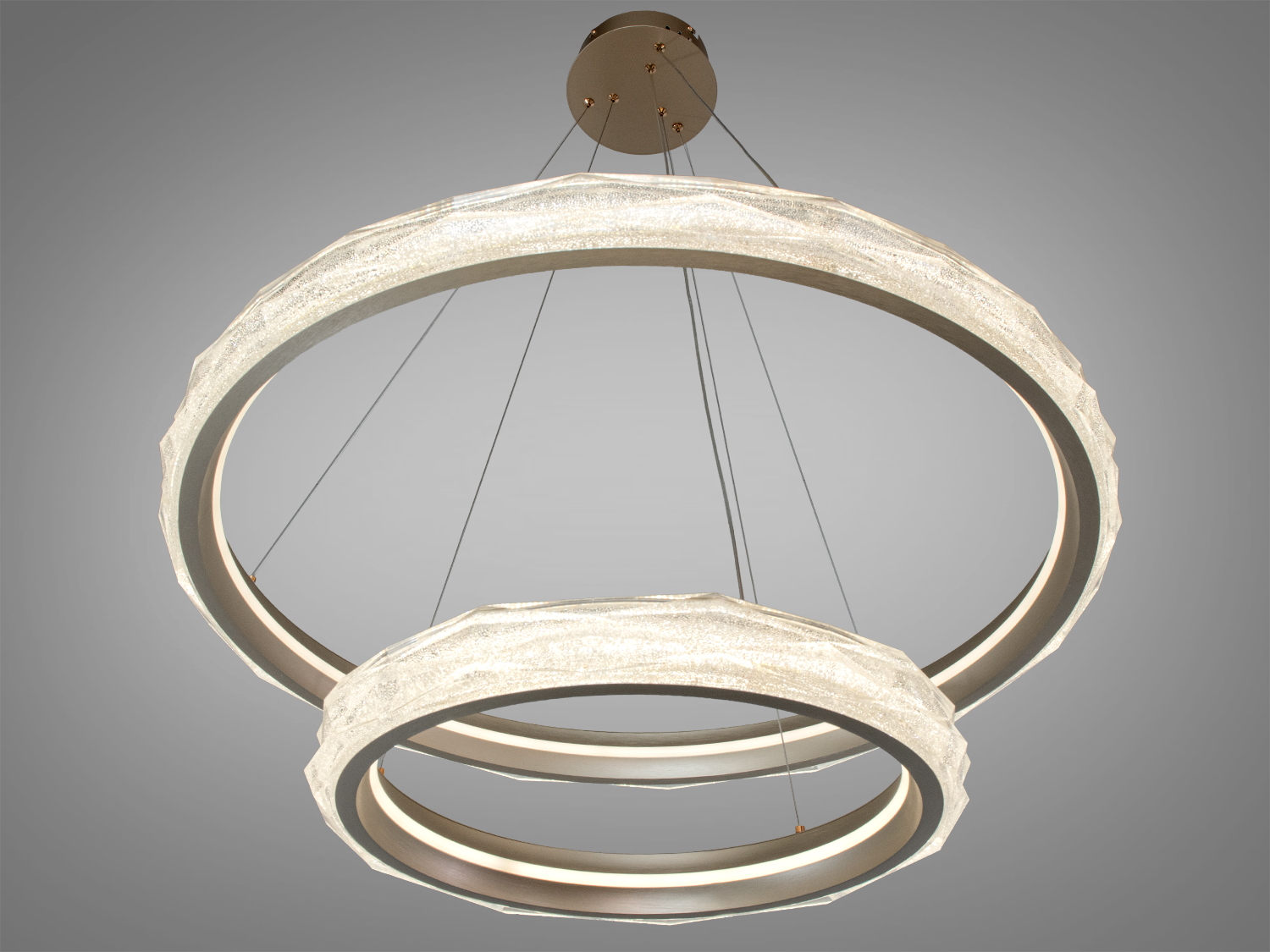 Світильник з двома кільцями, що підвішені на тонких тросах. Відрізняється сучасним дизайном та можливістю зміни яскравості світла.