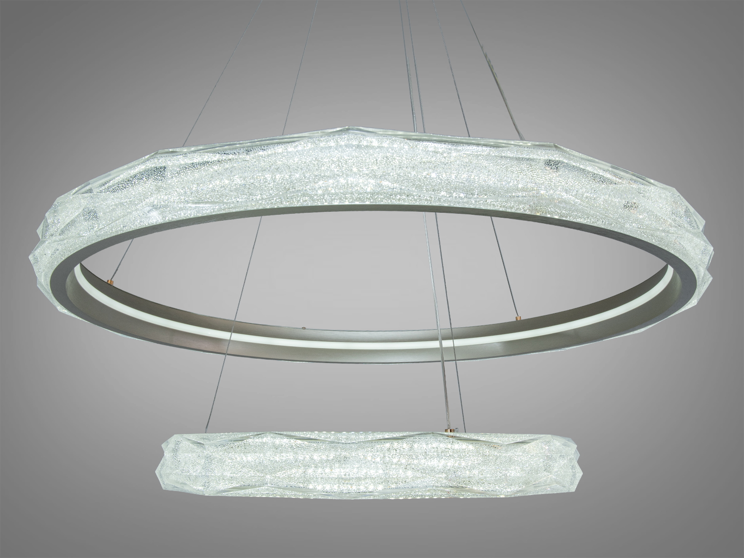 Підвісний світильник з двома кільцями, що мають кристалічну текстуру. Призначений для створення елегантної атмосфери в приміщенні.