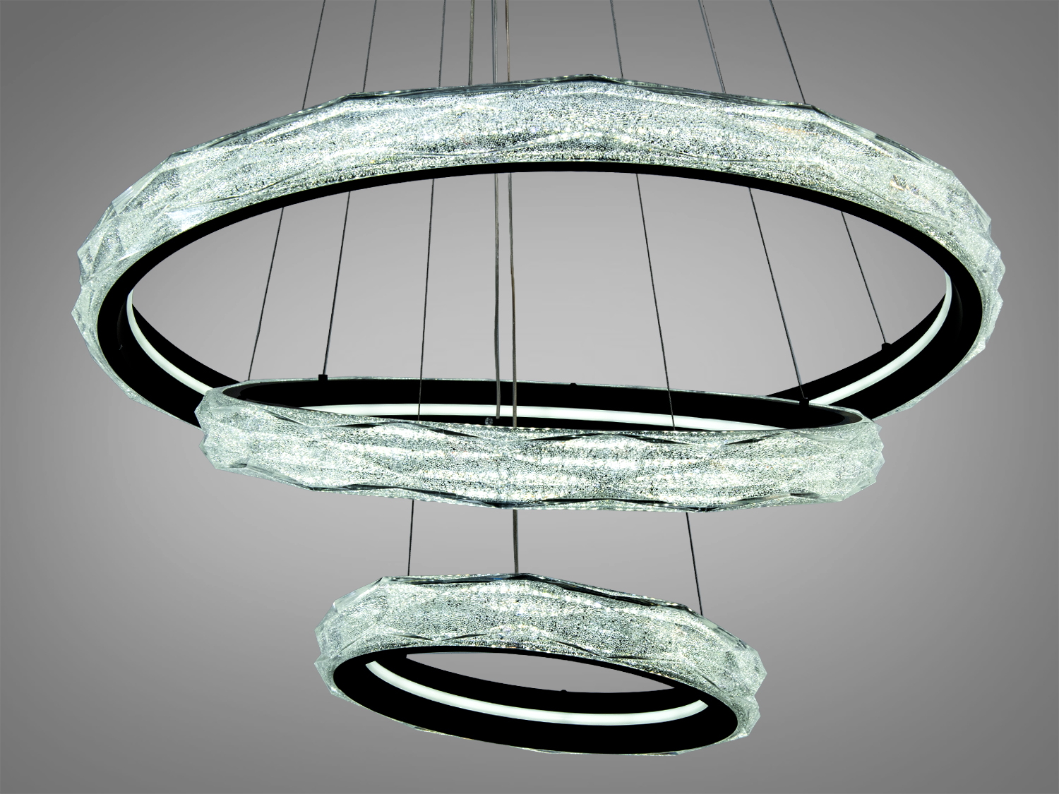 Підвісний світильник з трьома кільцями, що випромінюють холодне біле світло. Ідеально підходить для сучасного інтер′єру.