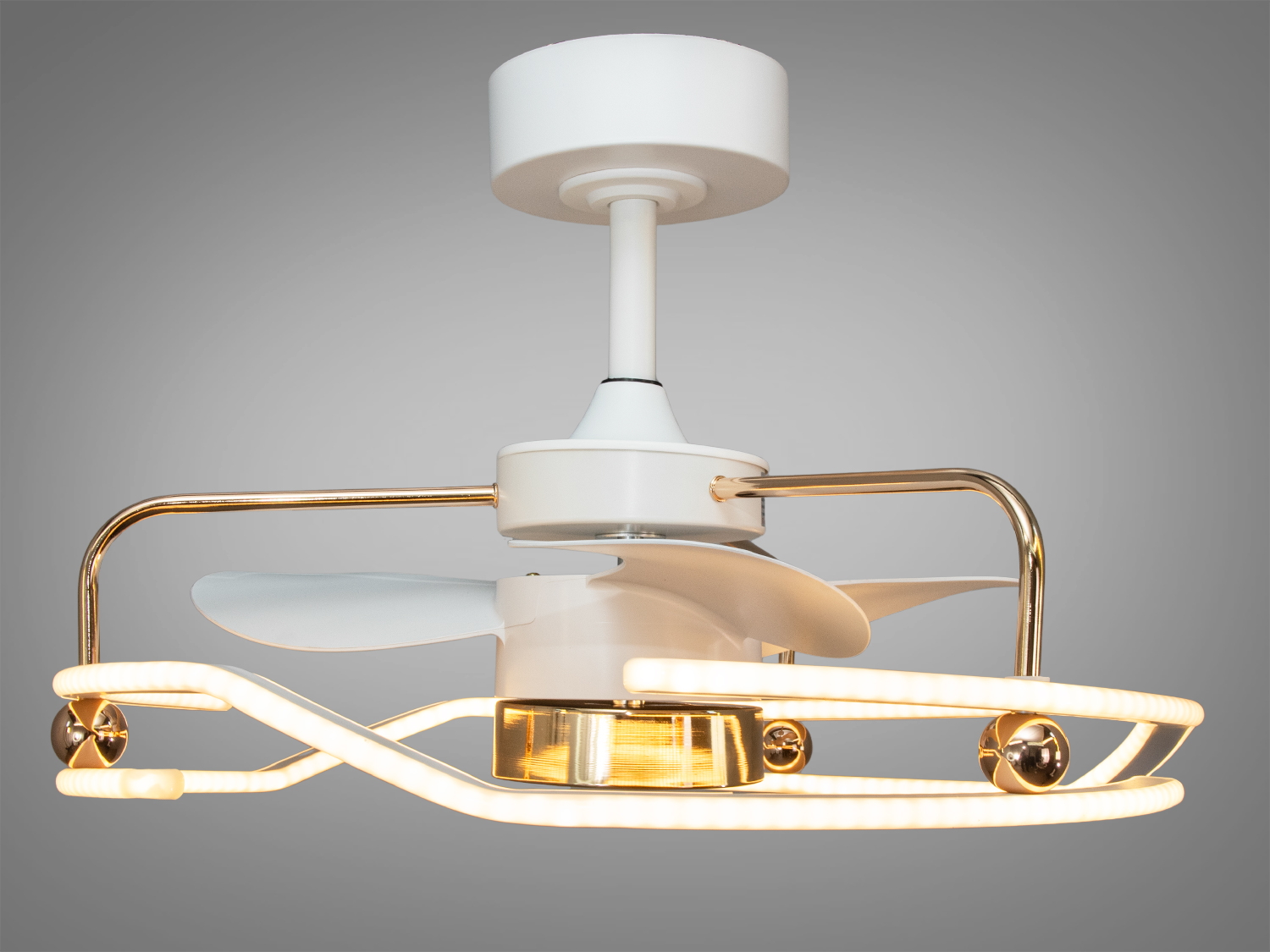Стельовий вентилятор з LED-освітленням, білий корпус, золотисті елементи, дистанційне керування, підходить для сучасних інтер′єрів.