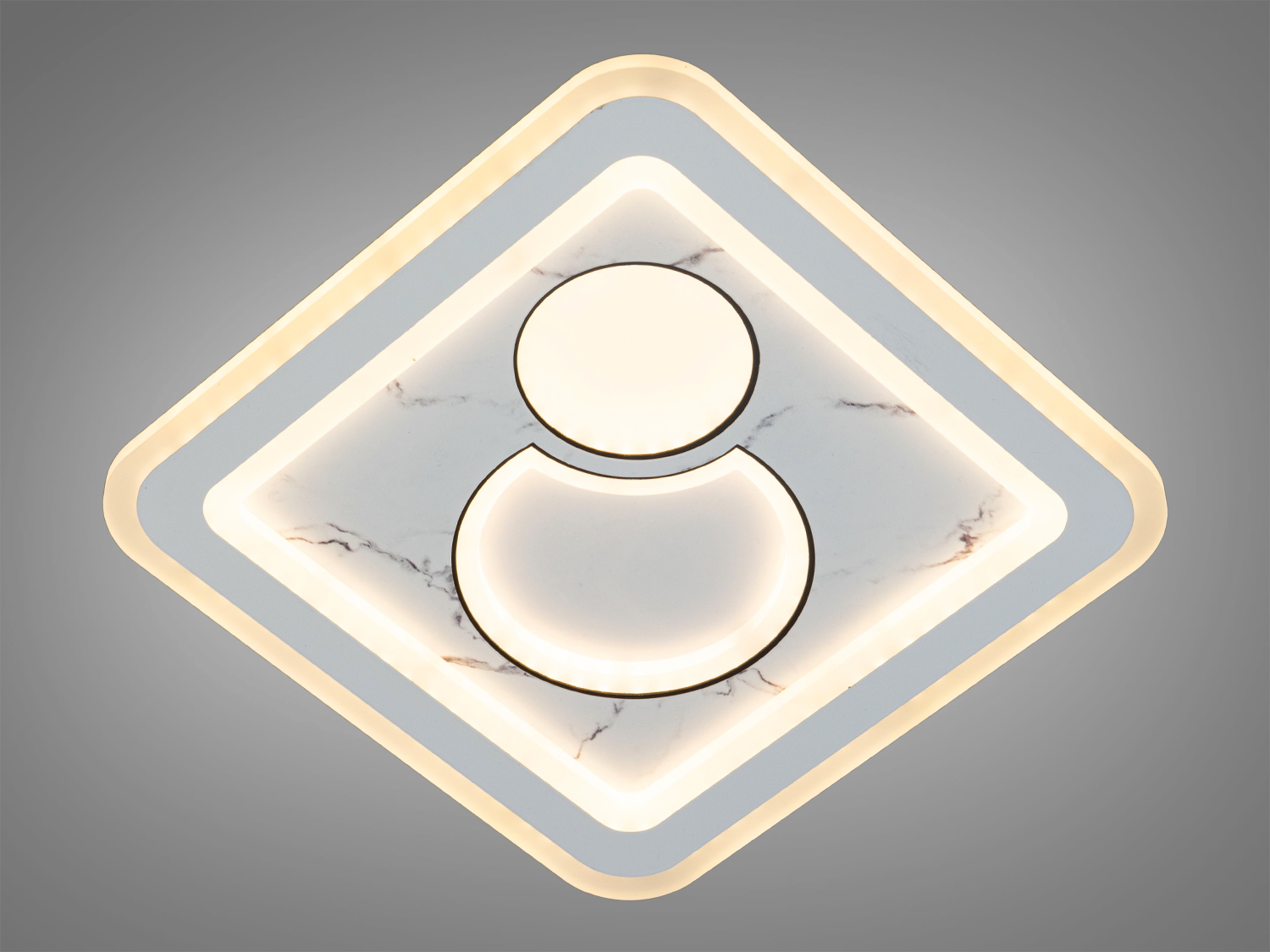 Цей світлодіодний світильник 52 Вт зачаровує своєю формою та функціональністю, яка дозволяє йому вливатися в будь-який інтер'єрний простір з легкістю. Його особливість полягає не тільки в полівалентності використання, але й в увазі до деталей, яка виявляється в кожному куточку цього шедевру освітлювальної техніки.
Унікальність цього світильника в його універсальності, робить його ідеальним для використання в різних функціональних зонах: як настінний світильник він може додати акцент до коридору або вітальні, як накладний точковий світильник – стане виразним елементом у ванній кімнаті або над стільницею, а як стельова люстра – центральною декоративною точкою в будь-якому приміщенні.
Розсіювач, виконаний з литого акрилу, служить не тільки для рівномірного розподілу світла, але й як естетичний акцент, що відзеркалює сучасні тенденції дизайну. Контраст між матовою поверхнею і чистими, різкими лініями створює візуальний інтерес, що приваблює погляд і робить світильник візитною карткою будь-якої кімнати.
Як світлодіодний світильник на кухню, він виблискує практичністю, забезпечуючи яскраве і фокусоване світло, яке надзвичайно важливе для кулінарних процесів та сімейних зборів. Його присутність в кухонному просторі додає сучасного шарму, підкреслюючи чистоту ліній та простоту сучасного життя.
У спальні цей світлодіодний світильник трансформується в джерело спокою, створюючи атмосферу затишку та релаксації. М'яке світло, що розсіюється через акриловий розсіювач, обволікає простір, ніби туман на світанку, даруючи відчуття захищеності та тепла.
Для тих, хто прагне до доступного, але вишуканого рішення для своєї оселі, пропозиція купити світлодіодний світильник дешево у магазині 