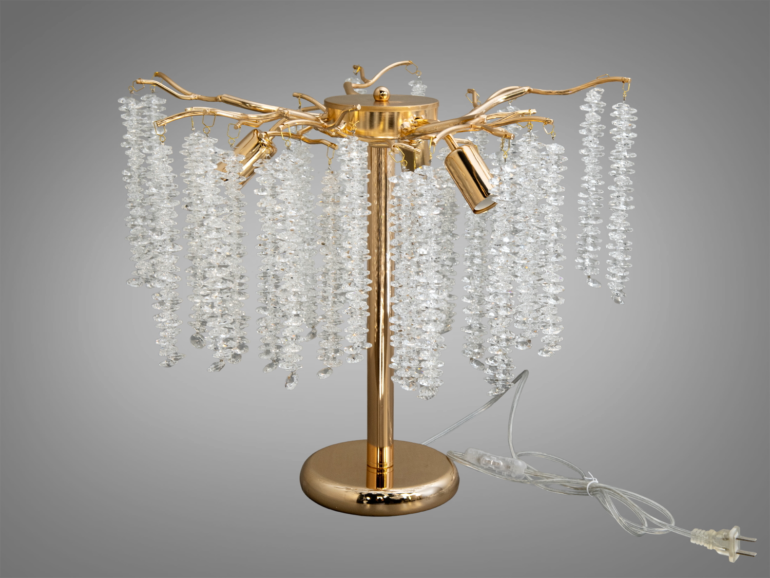 Вишукана настільна лампа з кришталевими підвісками на золотистій основі. Ідеально підходить для віталень, спалень та робочих кабінетів.