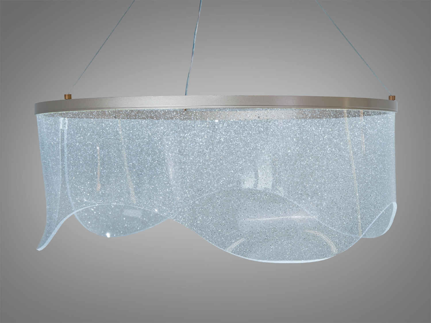 Підвісний світильник з хвилястим прозорим акриловим абажуром, виконаний у мінімалістичному стилі, підходить для вітальні.