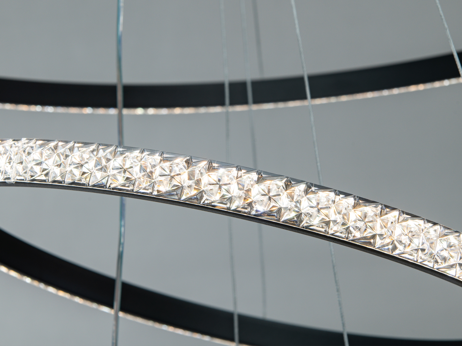 Стильна, елегантна LED люстра з димером, потужністю 100W, чорного кольору