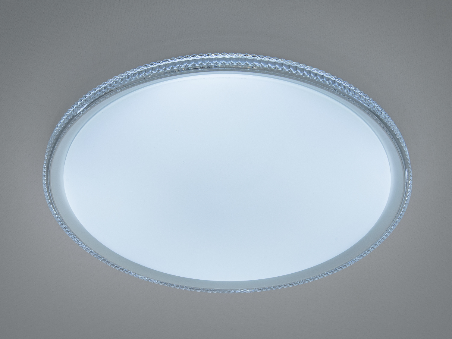 Кругла біла LED-люстра 85 Вт для кімнат до 15 м². М’яке розсіяння, монтаж на стелю, керування настінним вимикачем, енергоощадна робота.