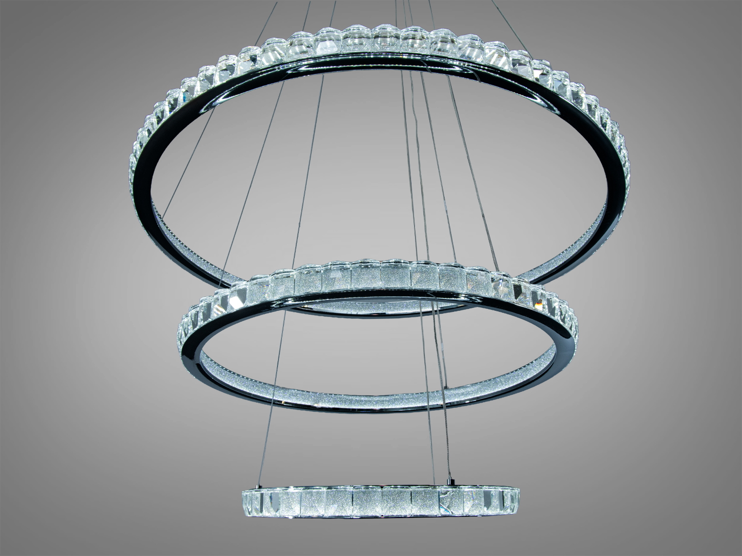 Підвісний світильник з трьома акриловими кільцями, холодне світло, скляні елементи, підходить для офісного інтер′єру.