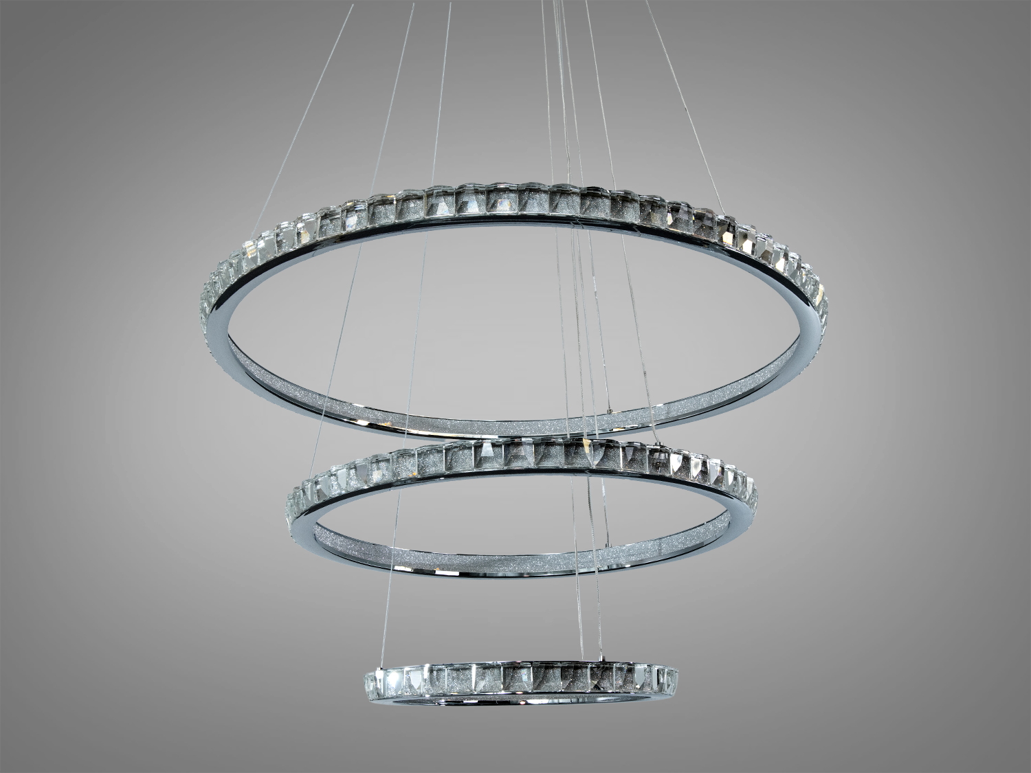 Світильник з трьома кільцями в хромі, підвісний монтаж, нейтральне світло, металевий корпус, для сучасного інтер′єру.