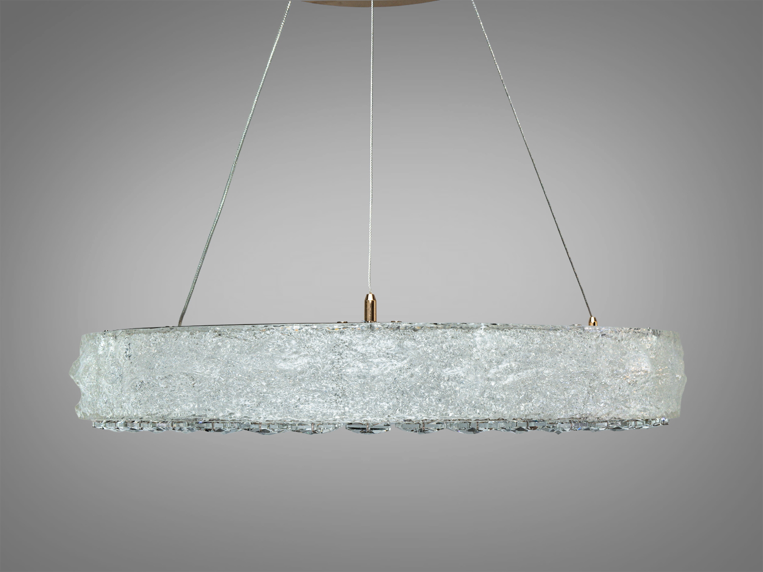 Підвісна люстра з текстурованим кришталем, круглої форми, кріпиться на тросах, ідеальна для вітальні або їдальні.