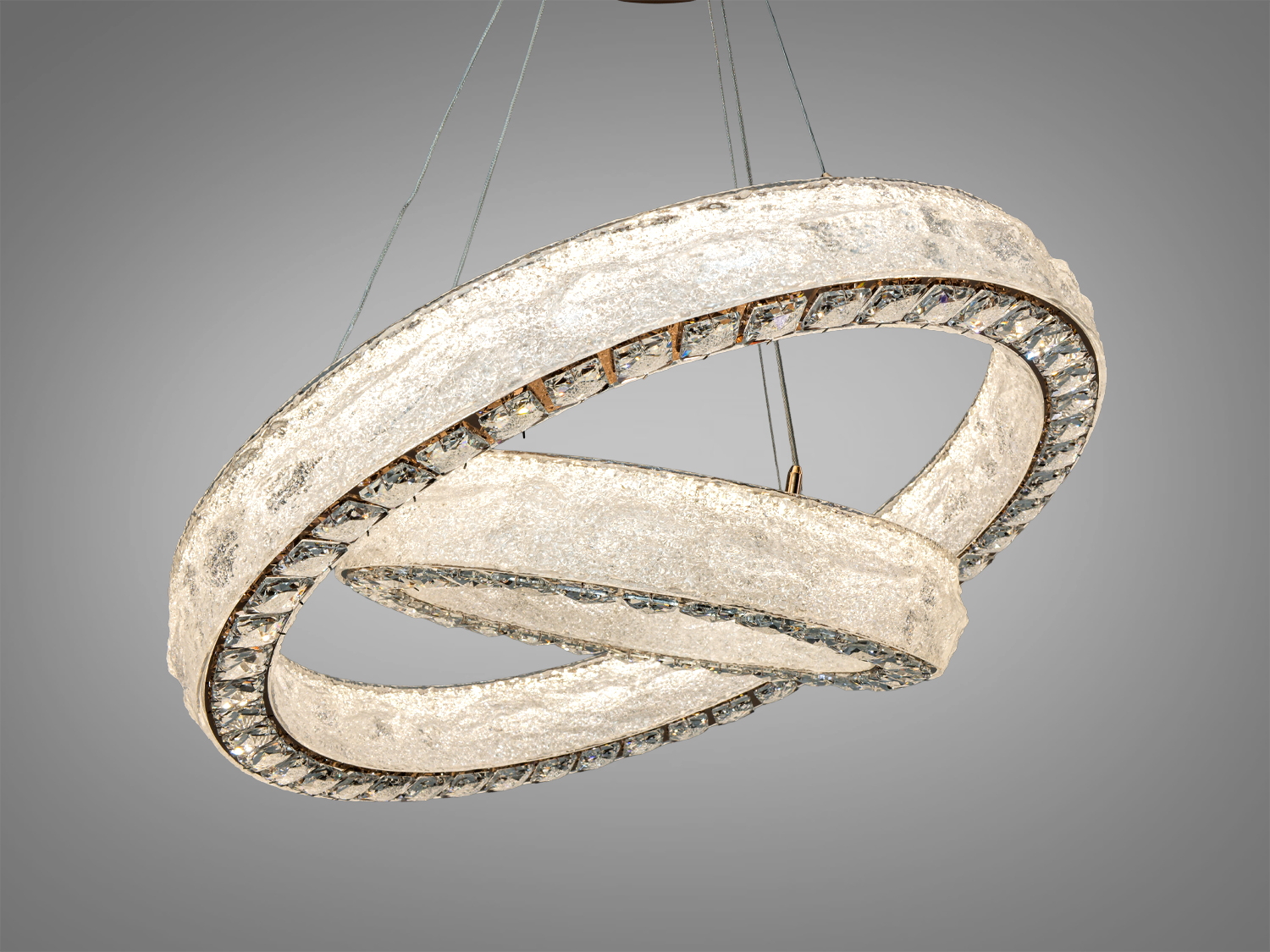 Декоративний світильник з кристалами на внутрішній стороні кілець. Ідеально підходить для вітальні або спальні.