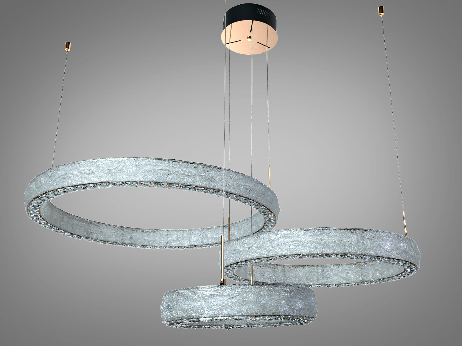 Світильник з трьома акриловими з кришталем кільцями, виконаний у стилі хай-тек. Підходить для освітлення великих приміщень.