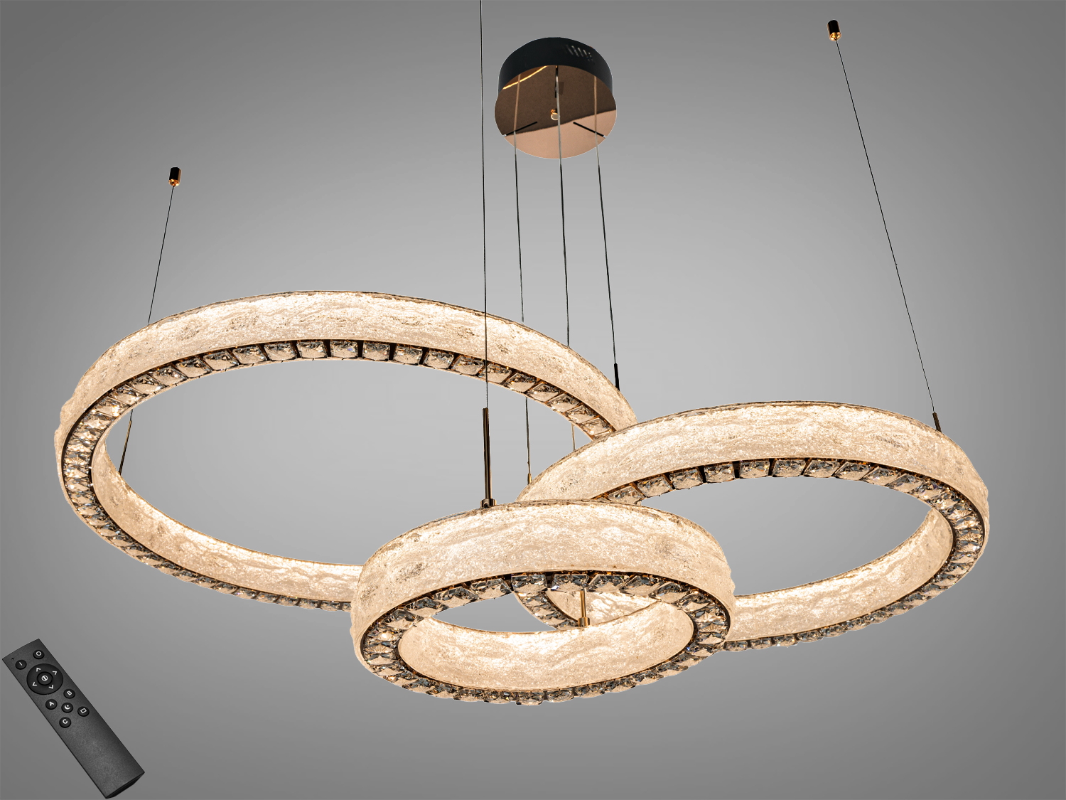 Підвісна LED люстра у золоті з трьома кільцями, 195 Вт і 10725 лм. Пульт і вимикач, 3 режими 3200/4100/6500К, регульована висота. Для освітлення до ≈33 м². Метал, акрил, кришталь.