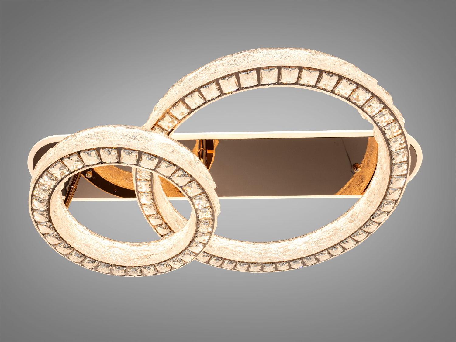 Настінний світильник з двома акриловими кільцями, знизу оздобленими кристалами, призначений для сучасного інтер′єру.