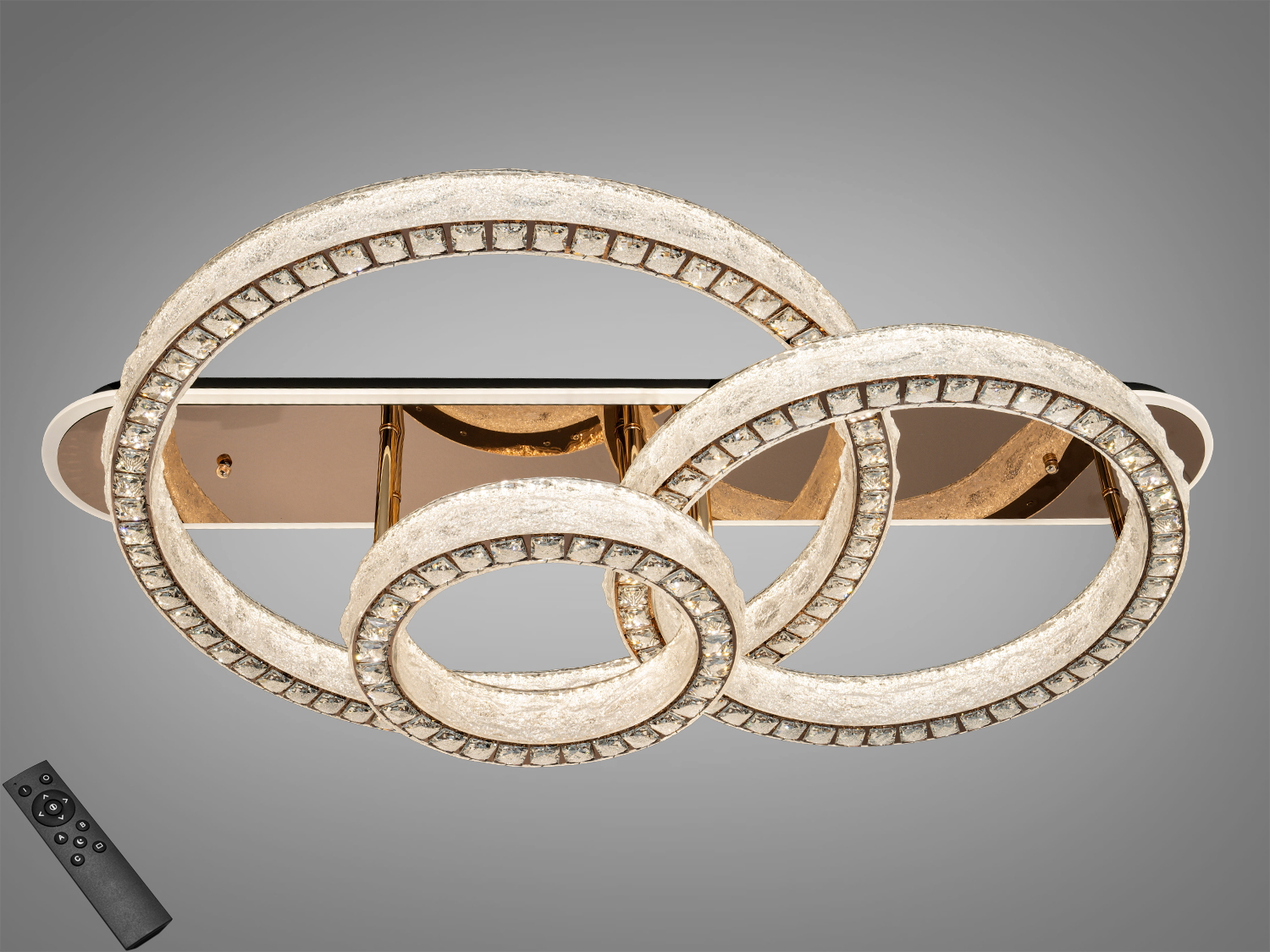 Стельовий світильник з трьома кільцями із акрилу, прикрашеними знизу кристалами, з пультом дистанційного керування для регулювання яскравості.