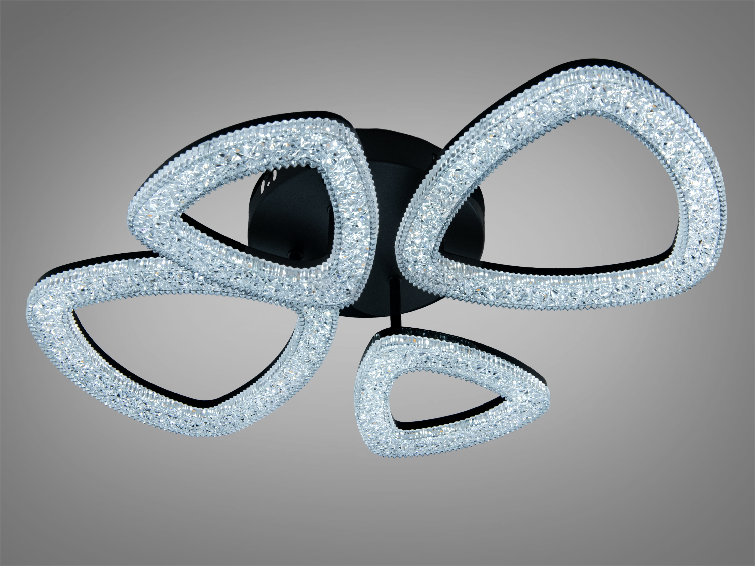 Світильник з трикутними кристалічними елементами, що випромінюють м′яке світло. Підходить для створення затишної атмосфери.