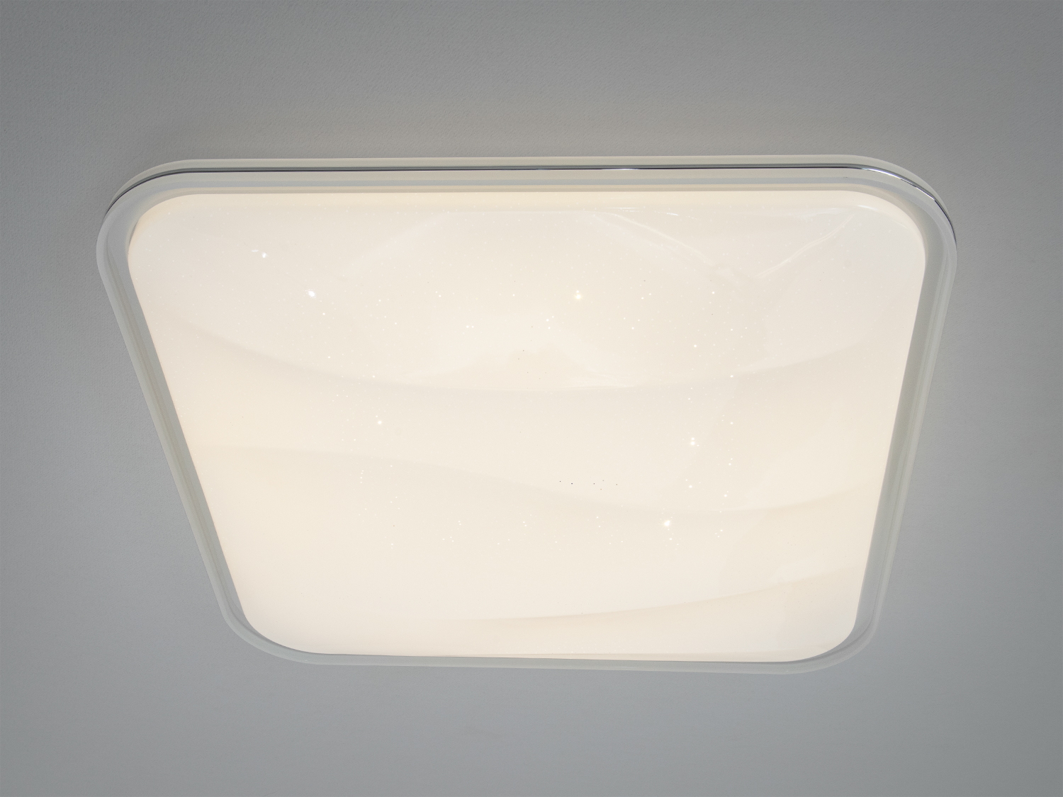 Білий стельовий LED світильник 85 Вт для кімнат до 15 м². Квадратна панель з матовим розсіювачем і прозорими краями, керування від настінного вимикача.