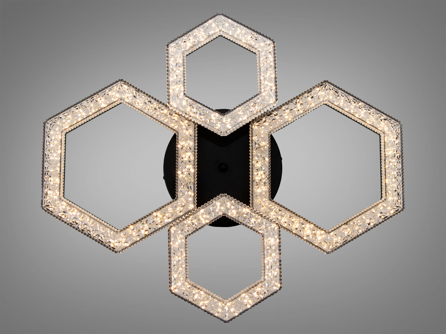 Стельова лампа з чотирма шестикутниками, випромінює тепле світло, ідеальна для вітальні.