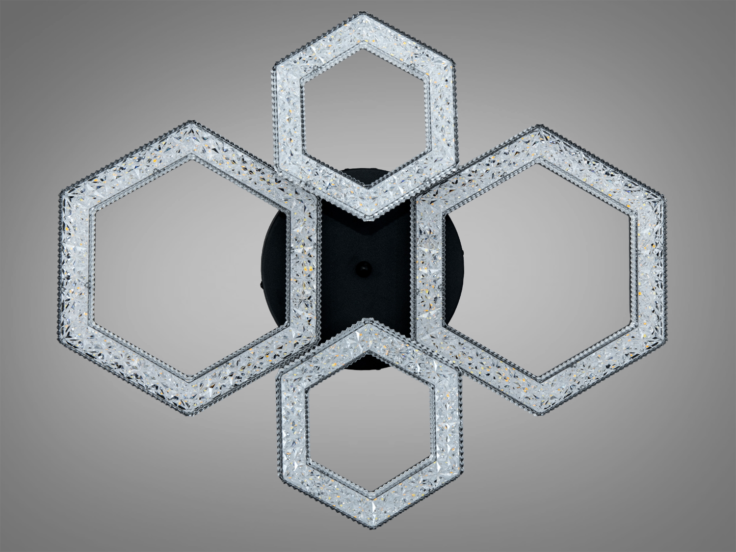 Лампа з чотирма шестикутними елементами, виконана з прозорого матеріалу, підходить для офісного простору.