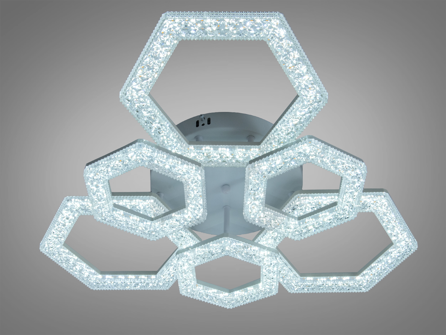 Гексагональний світильник з п′ятьма елементами, що створюють яскраве освітлення. Підходить для стельового монтажу.