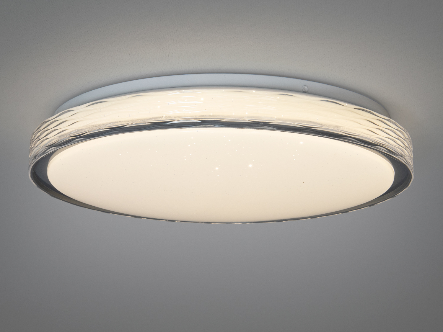 Світильник з теплим білим світлом, круглий корпус з прозорим обідком, підходить для стельового монтажу, створює затишну атмосферу.