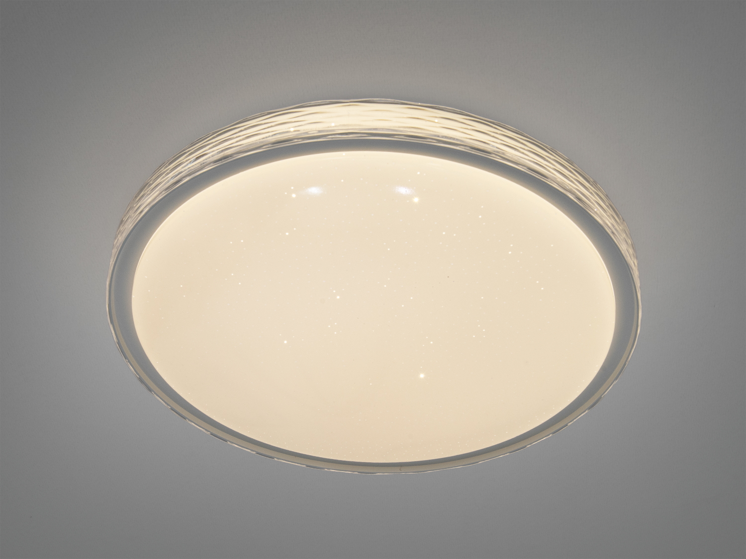 Стельова лампа з теплим білим світлом, круглої форми, з текстурованим обідком. Ідеальна для затишних кімнат.