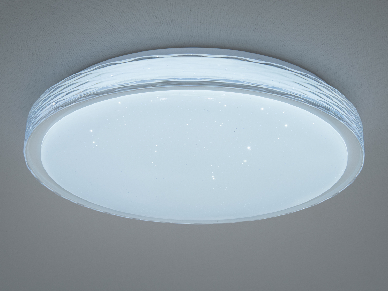 Кругла лампа для стелі з матовим покриттям і хвилястим обідком. Підходить для мінімалістичних просторів.