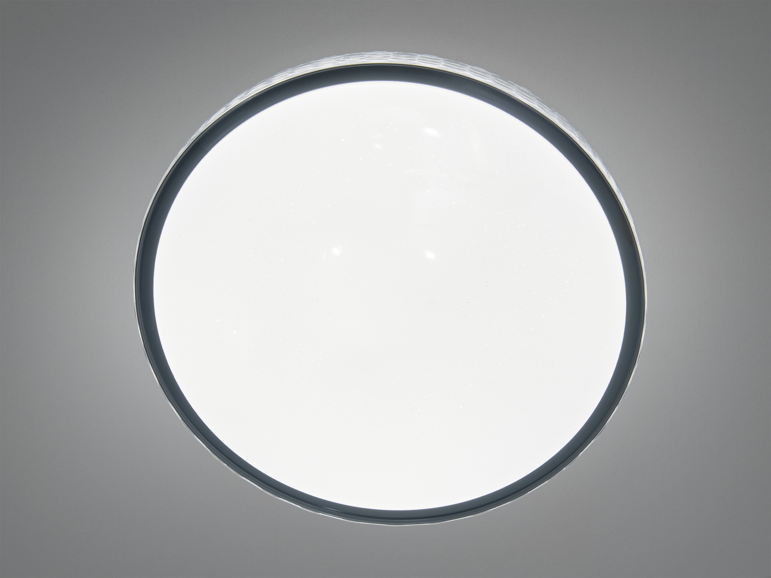 Стельова лампа з рівномірним розподілом світла, кругла форма, ідеальна для освітлення великих приміщень.