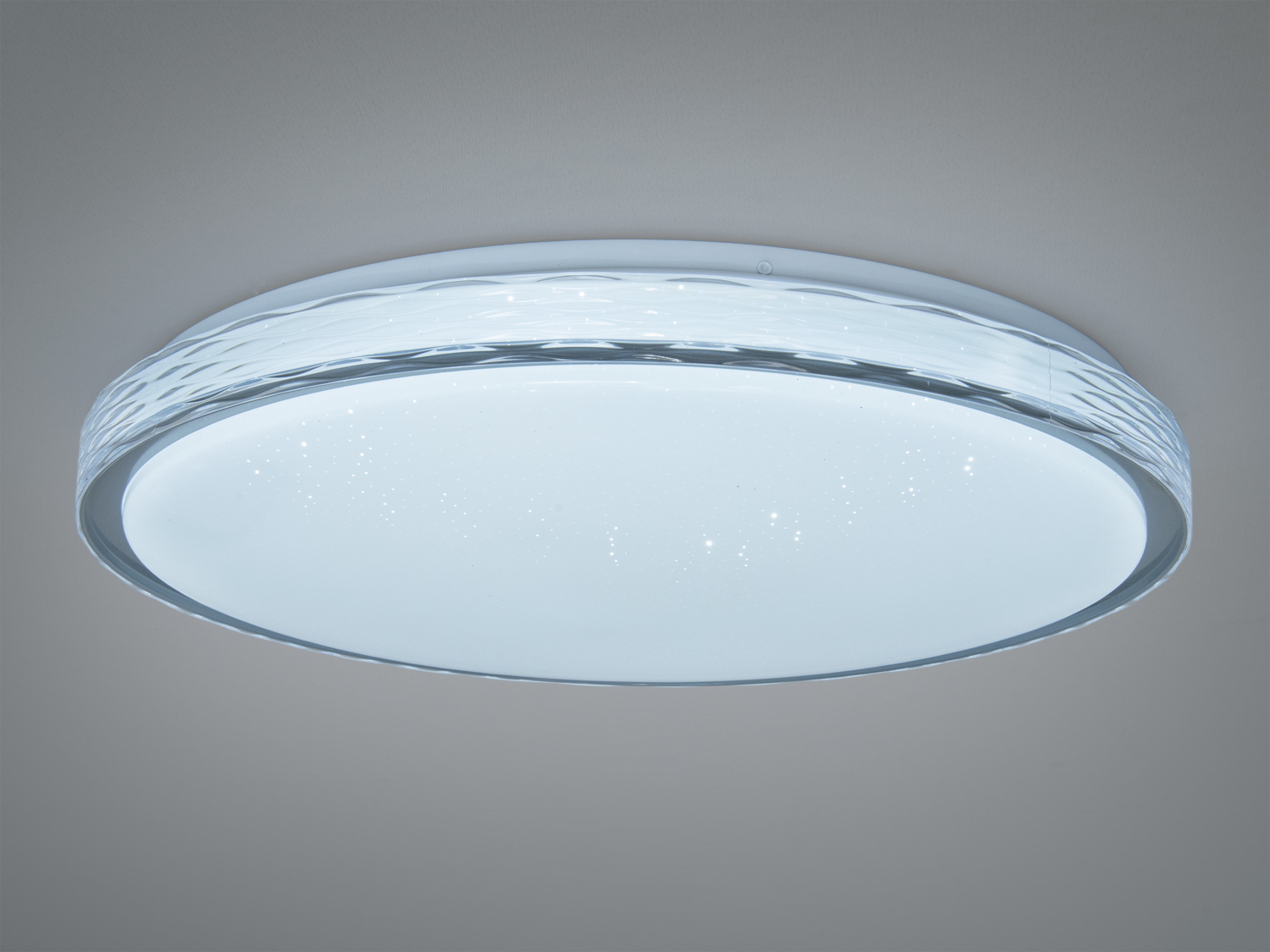 Лампа з вбудованим світлодіодним освітленням, кругла з текстурованим обідком, підходить для офісів.