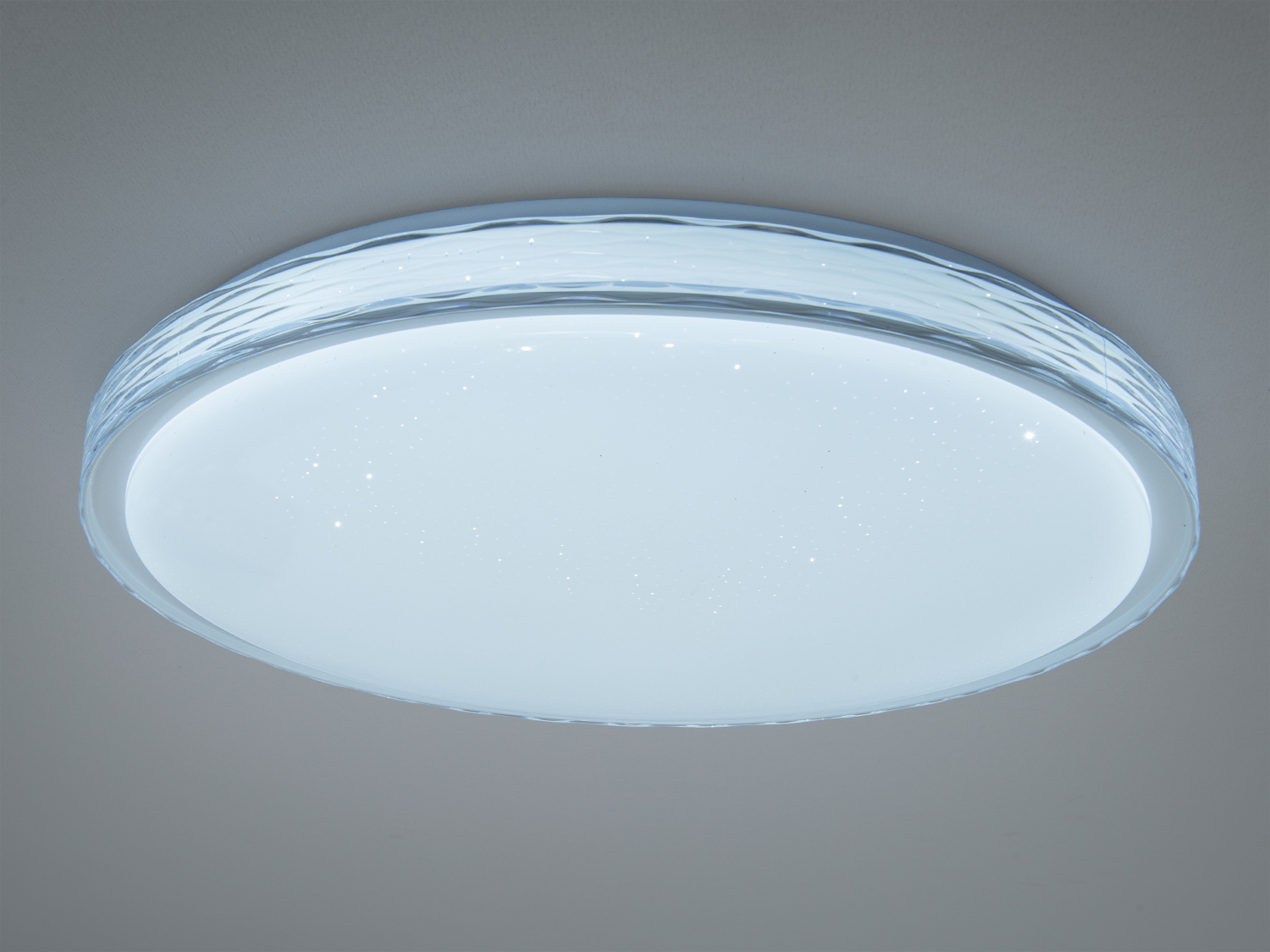 Стельова лампа з прозорим обідком, що підкреслює її елегантність. Встановлюється на стелю для загального освітлення кімнати.