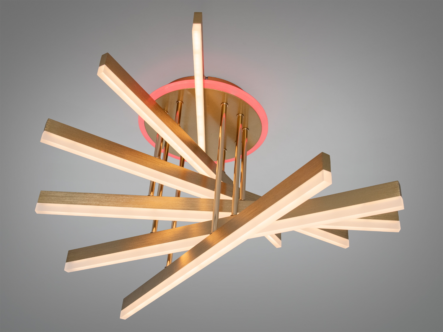 Світильник з дерев′яними планками, що розходяться від центру, з червоним підсвічуванням на основі для створення затишної атмосфери.