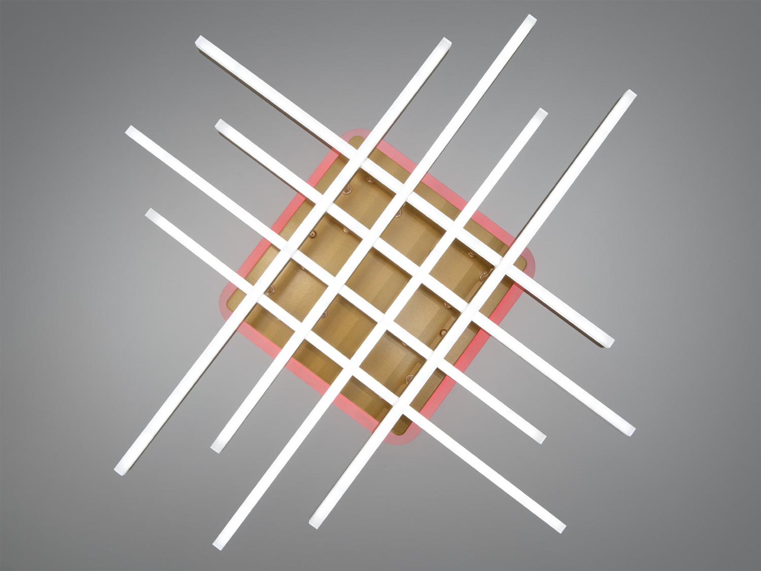 Стельовий світильник з білими перехресними планками. Особливість — рожевий відтінок основи.