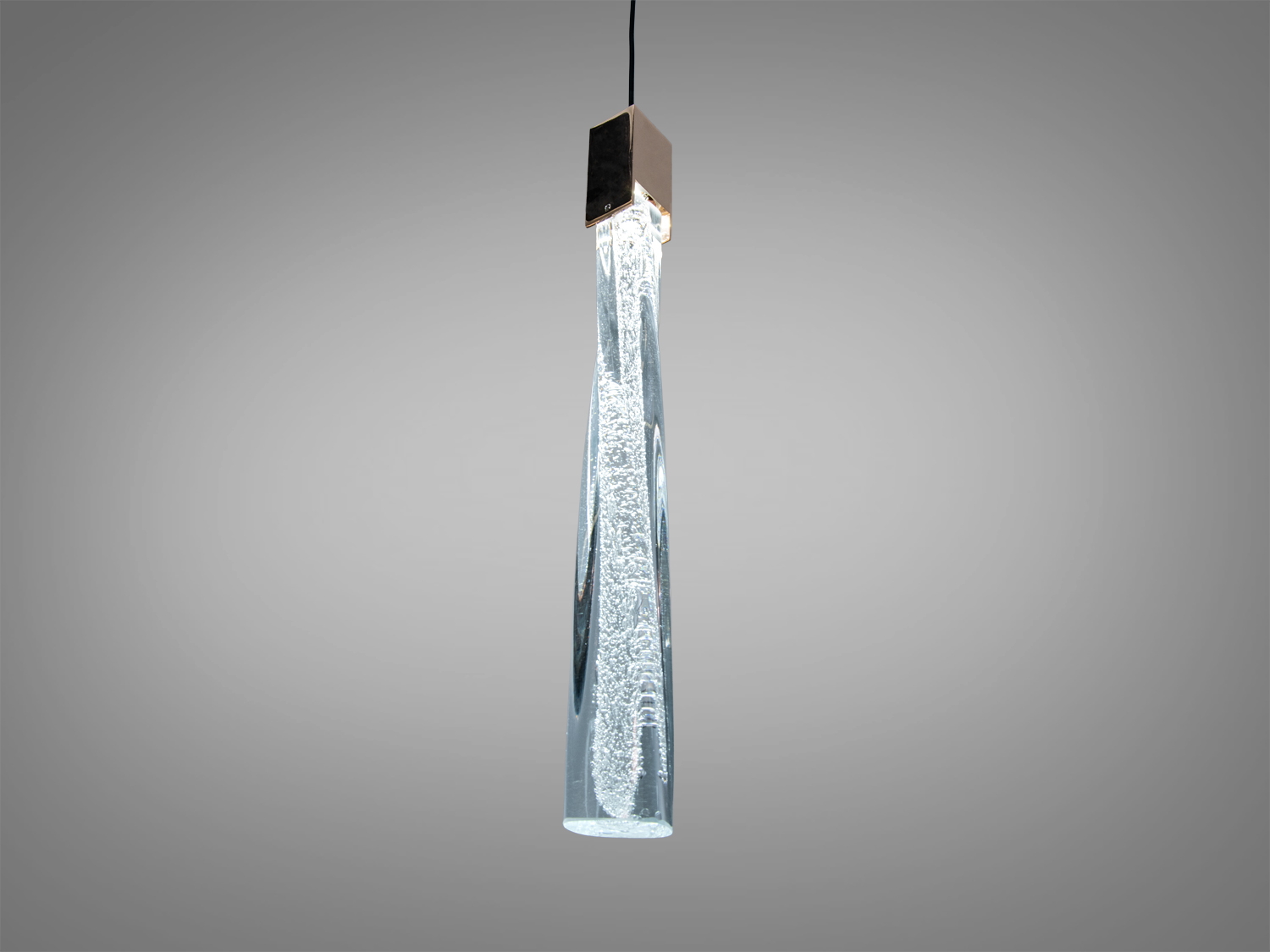 Світильник з довгим кришталевим підвісом, ідеальний для стильного освітлення.