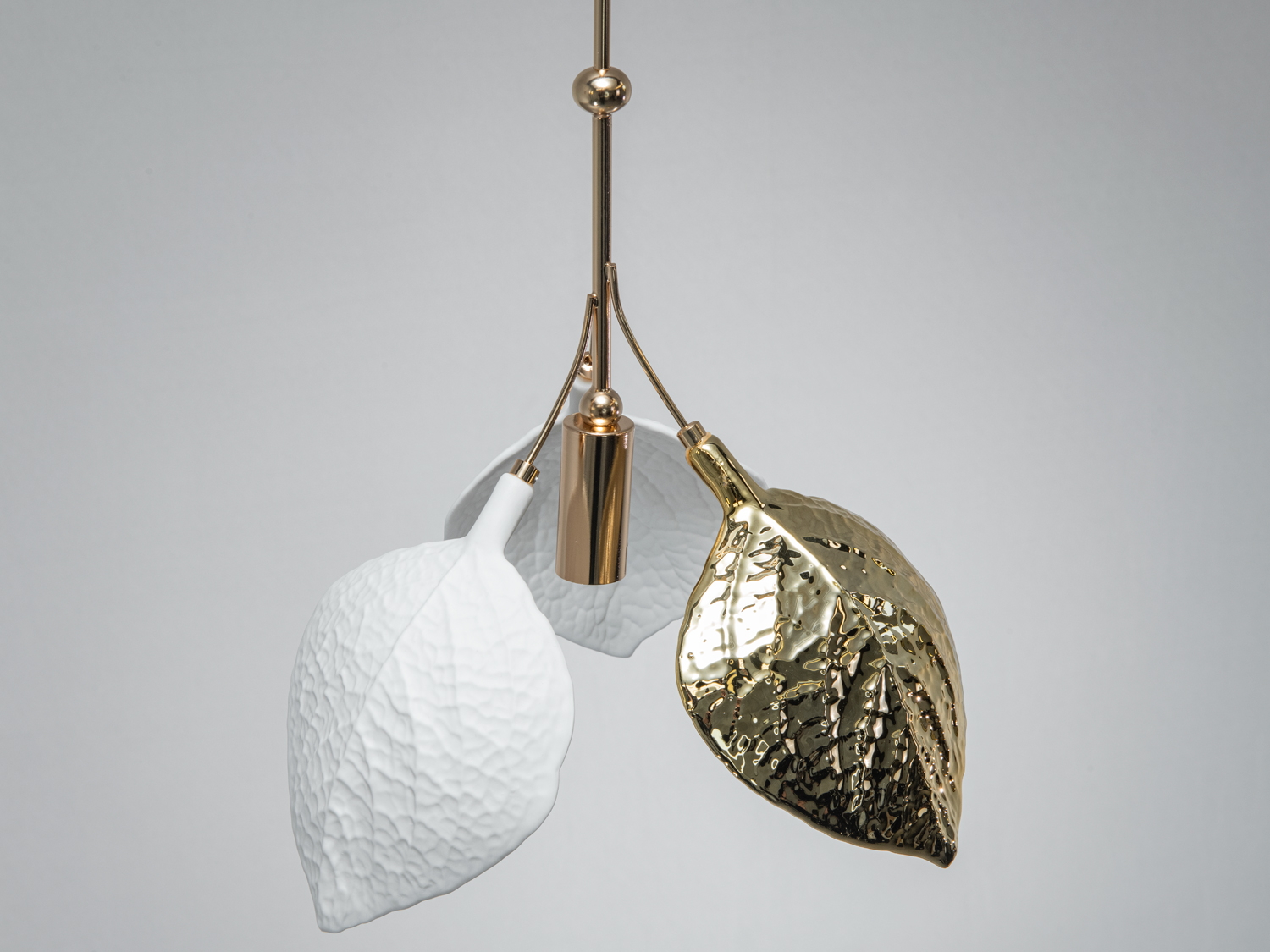 Підвісний світильник з металевими листками, один з яких золотистий. Підходить для сучасних інтер′єрів з акцентом на природні мотиви.